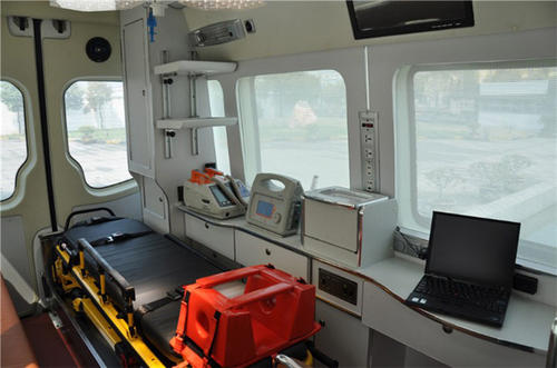 西昌市救护车内部
